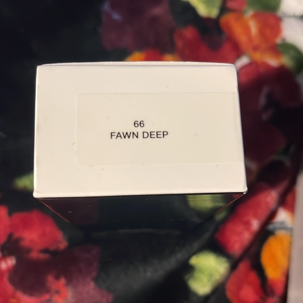 Marc Jacobs 66 Fawn Deep Genius Gel Foundation - Picture 3 of 5